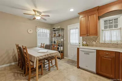 348 Carnation Avenue, Floral Park, NY 11001 - Photo 10