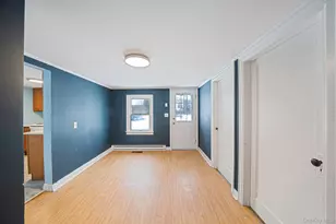 1049 Woodcrest Ave, Riverhead, NY 11901 - Photo 6