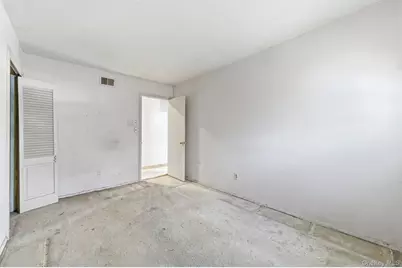 425 Old Courthouse Road, Manhasset Hills, NY 11040 - Photo 16