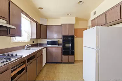 425 Old Courthouse Road, Manhasset Hills, NY 11040 - Photo 12