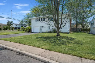 425 Old Courthouse Road, Manhasset Hills, NY 11040 - Photo 4