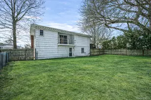 425 Old Courthouse Rd, Manhasset Hills, NY 11040 - Photo 6