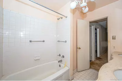 425 Old Courthouse Road, Manhasset Hills, NY 11040 - Photo 20