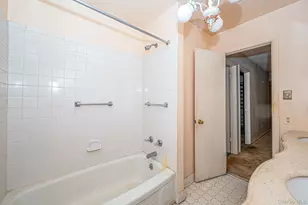 425 Old Courthouse Rd, Manhasset Hills, NY 11040 - Photo 20