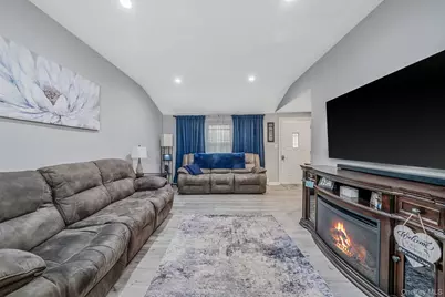 9 Allegheny Drive E, Farmingville, NY 11738 - Photo 8