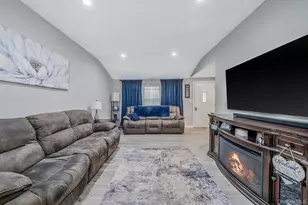 9 Allegheny Dr E, Farmingville, NY 11738 - Photo 8