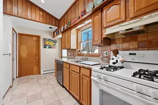 318 B Mill Rd, Manorville, NY 11949 - Photo 8