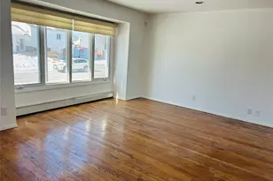 19 Alan Ct, Plainview, NY 11803 - Photo 2