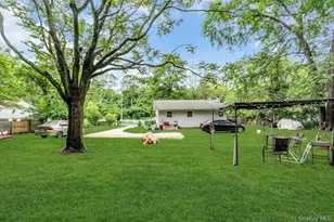 13 Carr Ln, Medford, NY 11763 - Photo 6