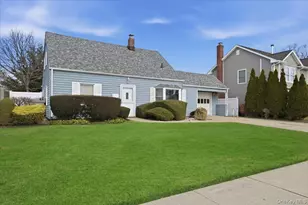 25 Peacock Ln, Levittown, NY 11756 - Photo 2