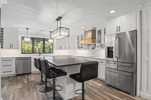 131 Fleets Cove Rd, Huntington, NY 11743 - Photo 10