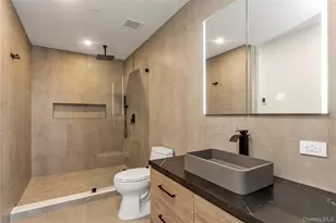 12 Roosevelt Ave, Roslyn, NY 11576 - Photo 14