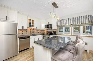 17 Willis Ave, Ronkonkoma, NY 11779 - Photo 4