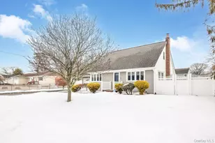 17 Willis Ave, Ronkonkoma, NY 11779 - Photo 2