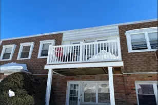 126 Hemlock Dr, Bay Shore, NY 11706 - Photo 2
