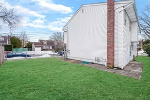 401 Dover St, Westbury, NY 11590 - Photo 32