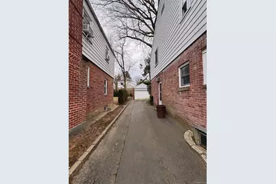254-28 Walden Avenue, Great Neck, NY 11020 - Photo 12