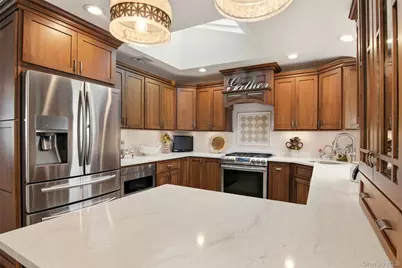 21 Shore Drive W, Copiague, NY 11726 - Photo 10