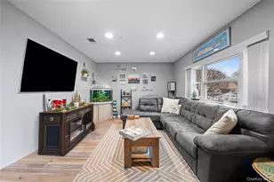 617 Lake Ct, Middle Island, NY 11953 - Photo 4