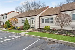 617 Lake Ct, Middle Island, NY 11953 - Photo 2