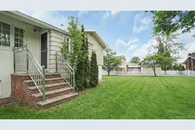 22 Marshall Lane, Westbury, NY 11590 - Photo 18