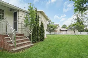 22 Marshall Ln, Westbury, NY 11590 - Photo 18