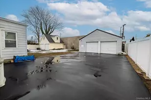 21 Twin Lawns Ave, Hicksville, NY 11801 - Photo 2