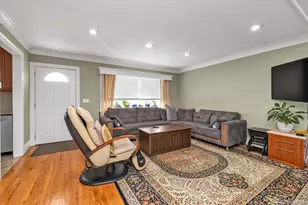 2463 Lindy Rd, Westbury, NY 11590 - Photo 2