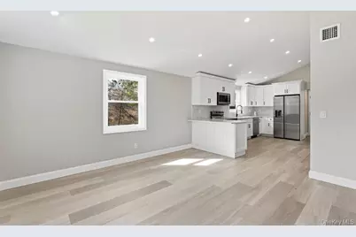 452 Montauk Highway, East Quogue, NY 11942 - Photo 6