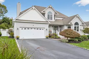 10 Manor Pl, Smithtown, NY 11787 - Photo 2