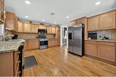 10 Manor Place, Smithtown, NY 11787 - Photo 18