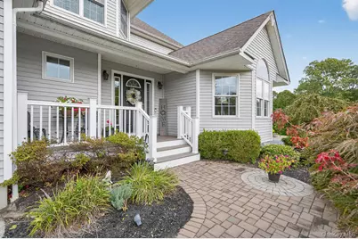 10 Manor Place, Smithtown, NY 11787 - Photo 4