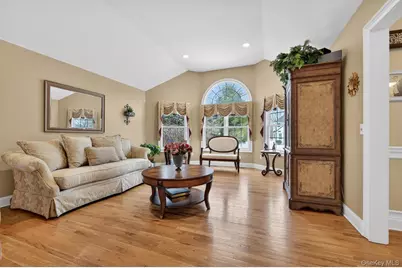 10 Manor Place, Smithtown, NY 11787 - Photo 6