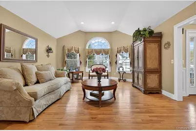 10 Manor Place, Smithtown, NY 11787 - Photo 8