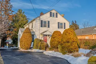 91 Ireland Pl, Amityville, NY 11701 - Photo 2