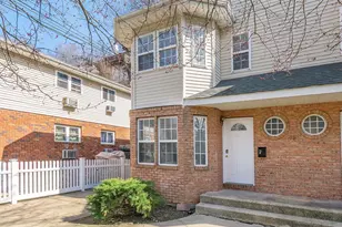 78 B Ashwood Rd, Port Washington, NY 11050 - Photo 2