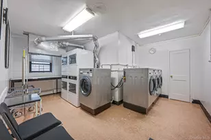 25 Park Pl, Great Neck, NY 11021 - Photo 16