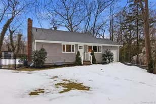 23 Gay Lore Dr, Huntington, NY 11743 - Photo 2