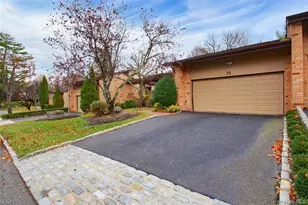 29 Woodland Dr, Roslyn, NY 11576 - Photo 2