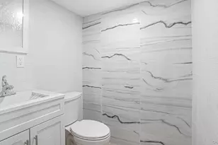 1011 E 221st St, Bronx, NY 10469 - Photo 18