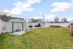 122 Balsam Ln, Levittown, NY 11756 - Photo 20