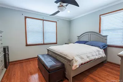 34 Pine Street, Hicksville, NY 11801 - Photo 20