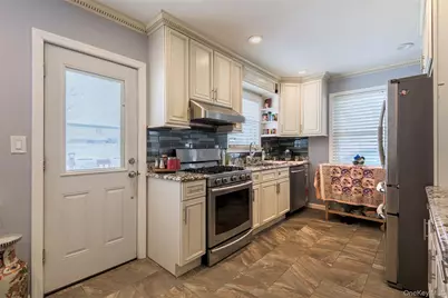 34 Pine Street, Hicksville, NY 11801 - Photo 16