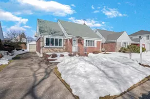 38 Leslie Ln, New Hyde Park, NY 11040 - Photo 2