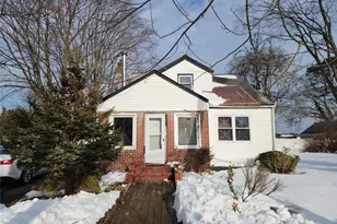 34 Pineview Blvd, Central Islip, NY 11722 - Photo 2