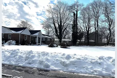 38 Hilltop Lane, Wheatley Heights, NY 11798 - Photo 4