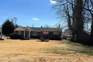 38 Hilltop Ln, Wheatley Heights, NY 11798 - Photo 2