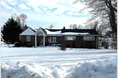 38 Hilltop Lane, Wheatley Heights, NY 11798 - Photo 2