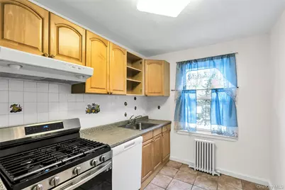 3 Edwards Street #1 G, Roslyn Heights, NY 11577 - Photo 2