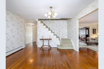 16 Wright Road, Rockville Centre, NY 11570 - Photo 2